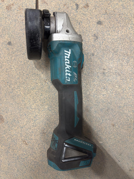 Tool lot, 4 Makita 18V angle grinders