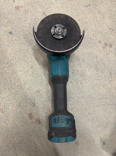 Tool lot, 4 Makita 18V angle grinders