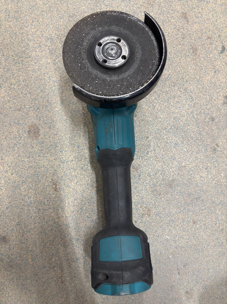 Tool lot, 4 Makita 18V angle grinders