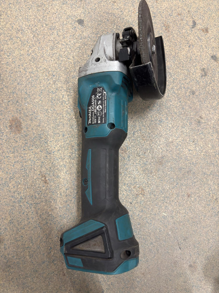 Tool lot, 4 Makita 18V angle grinders