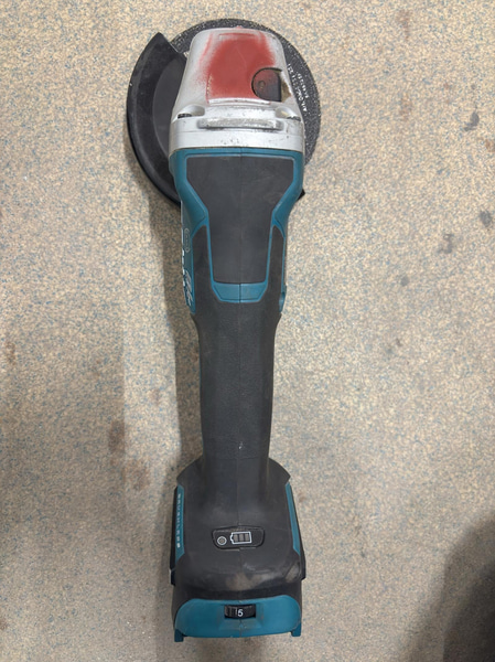 Tool lot, 4 Makita 18V angle grinders