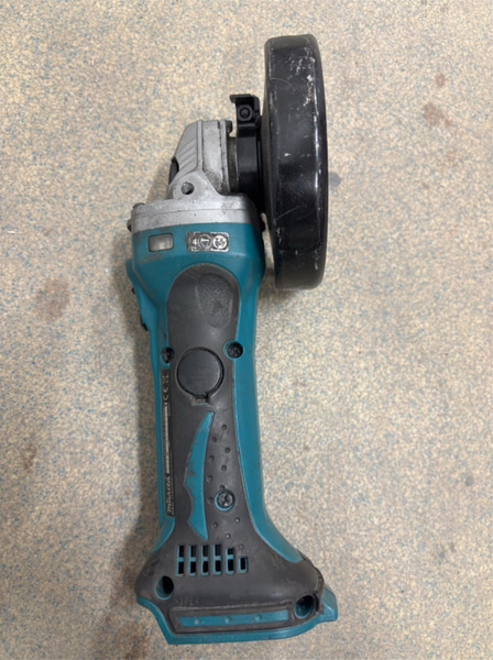 Tool lot, 4 Makita 18V angle grinders