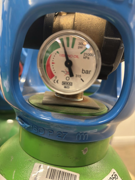 Gas cylinder