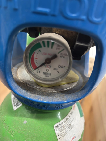 Gas cylinder