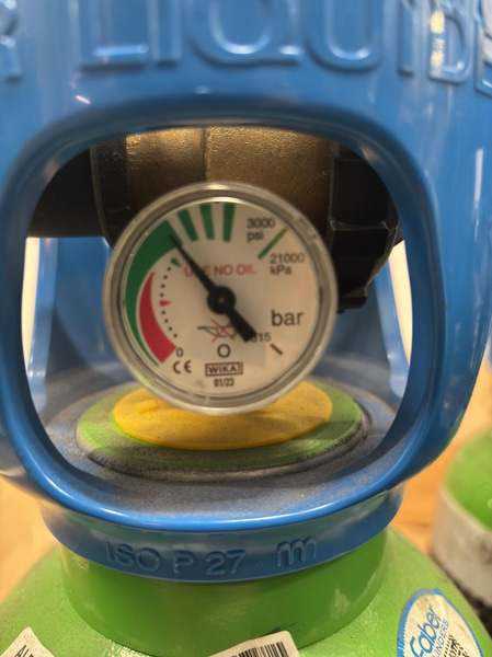 Gas cylinder