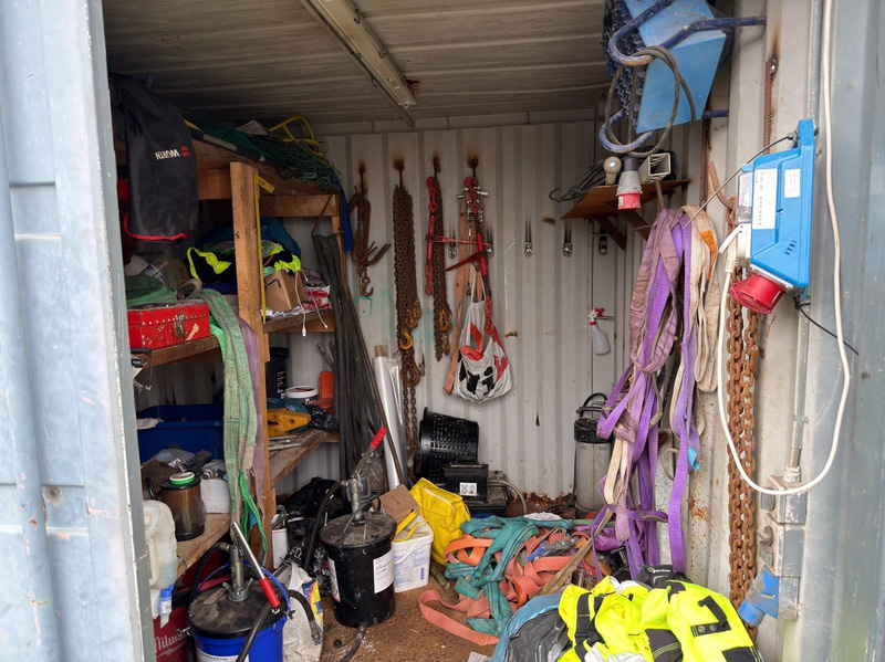 Container 10 fot ed innehåll från åkeri