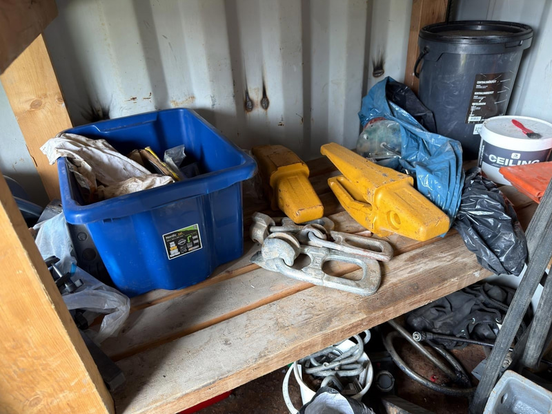 Container 10 fot ed innehåll från åkeri