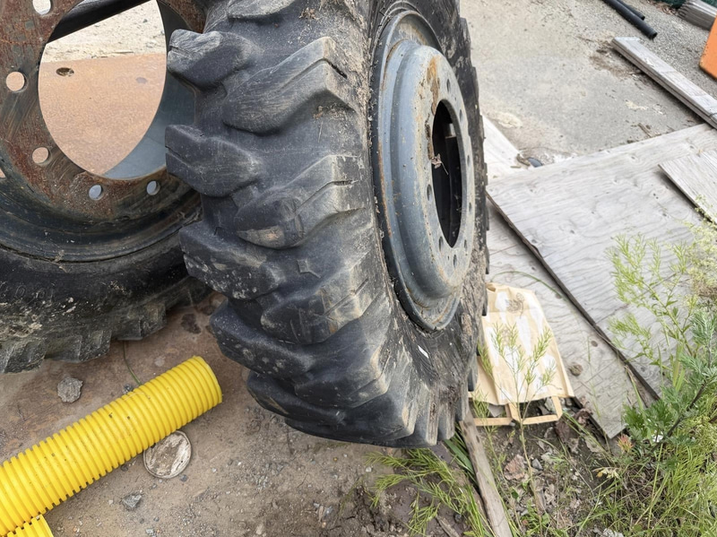 Dual wheels for wheeled excavator
