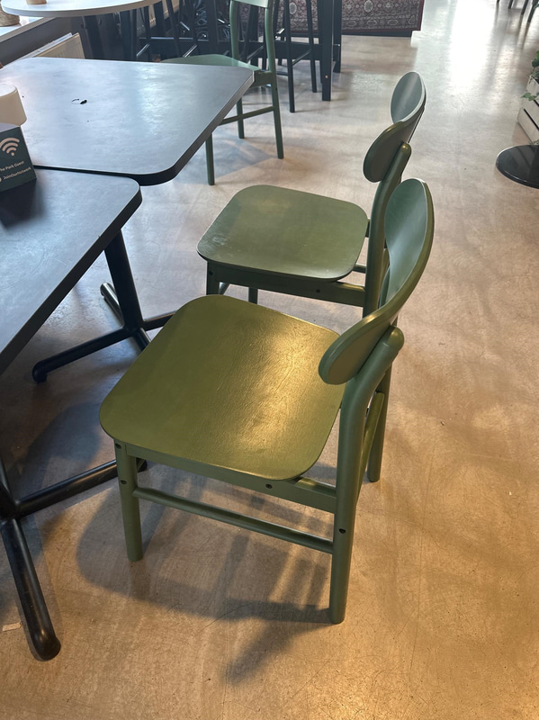 2 st. Cafébord, 2 st. Stolar, taklampa samt soffa