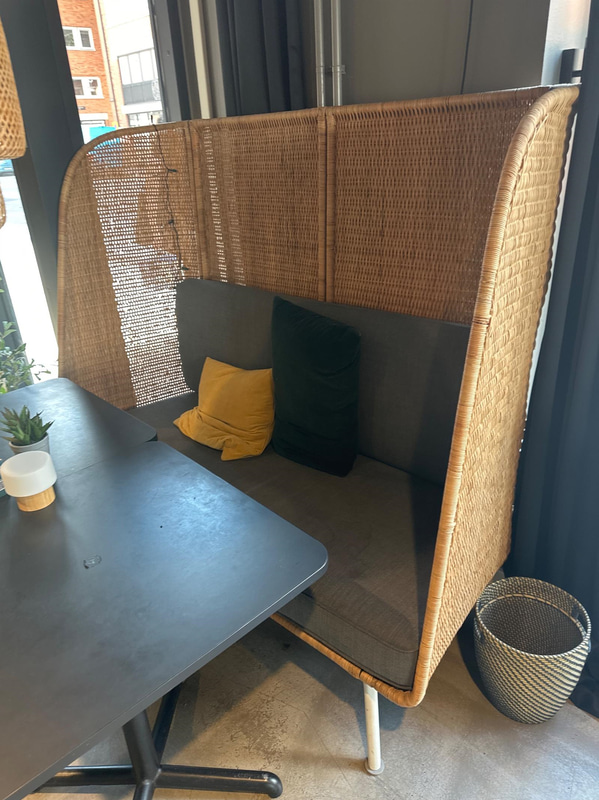 2 st. Cafébord, 2 st. Stolar, taklampa samt soffa