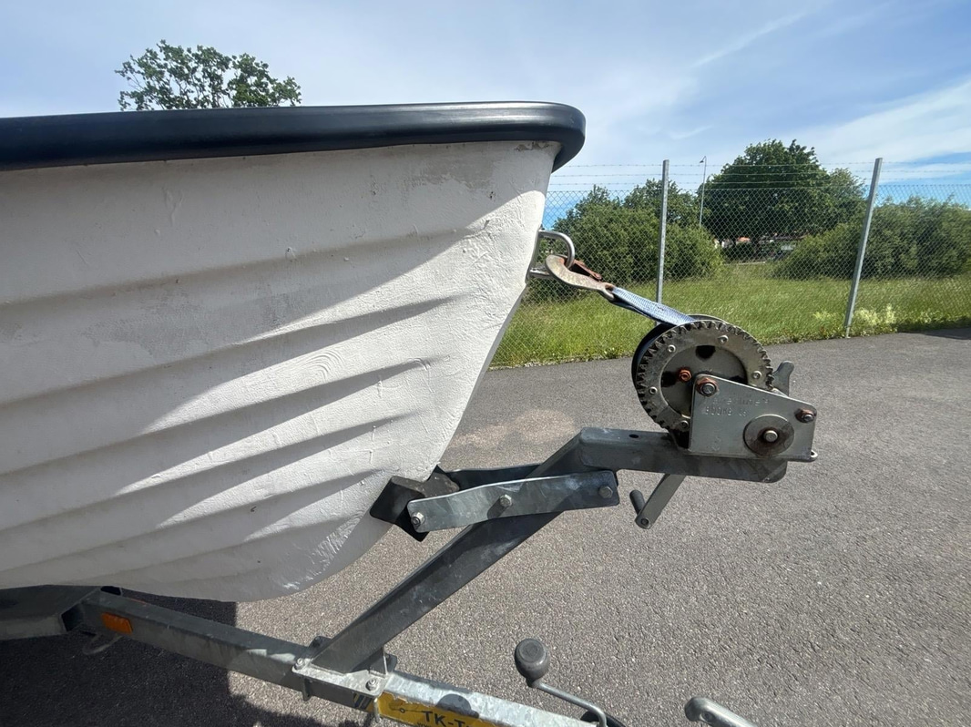 Motorbåt 4.65m med Mercury 4hk och båtkärra