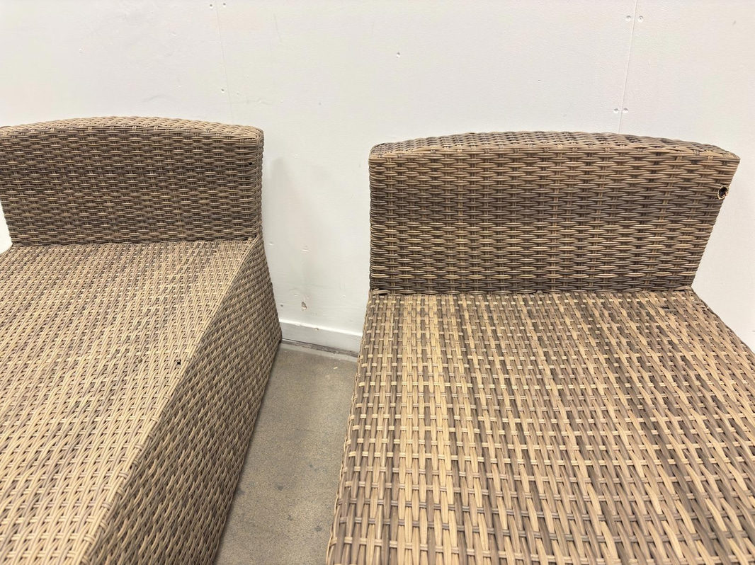 2 Sun Loungers
