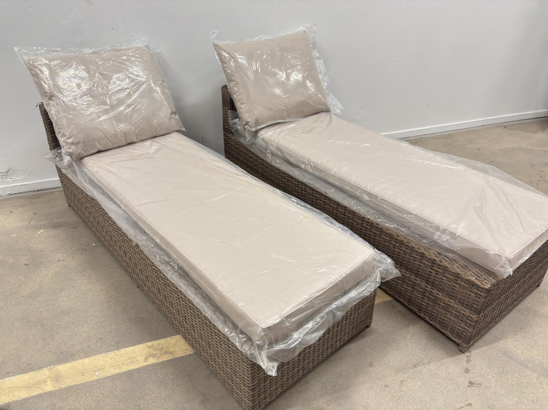 2 Sun Loungers