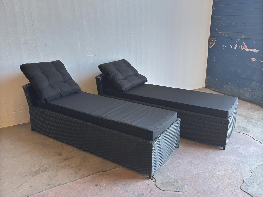 2 Sun Loungers