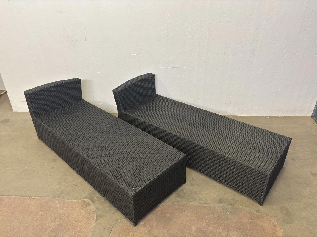 2 Sun Loungers