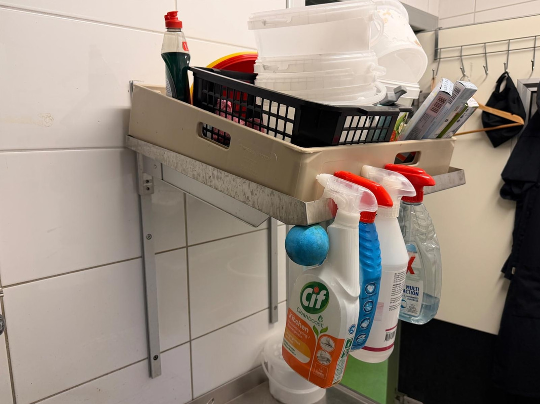 Dishwasher, Hobart ecomax 602-10, with infeed and outfeed tables