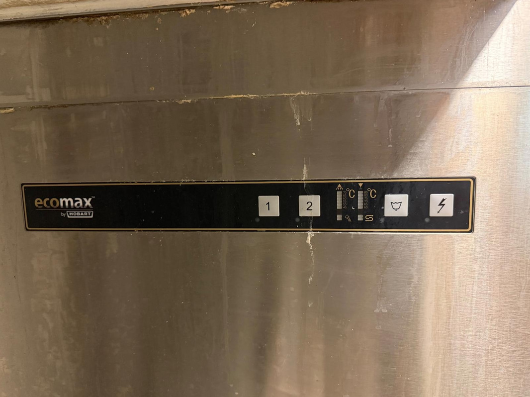 Dishwasher, Hobart ecomax 602-10, with infeed and outfeed tables