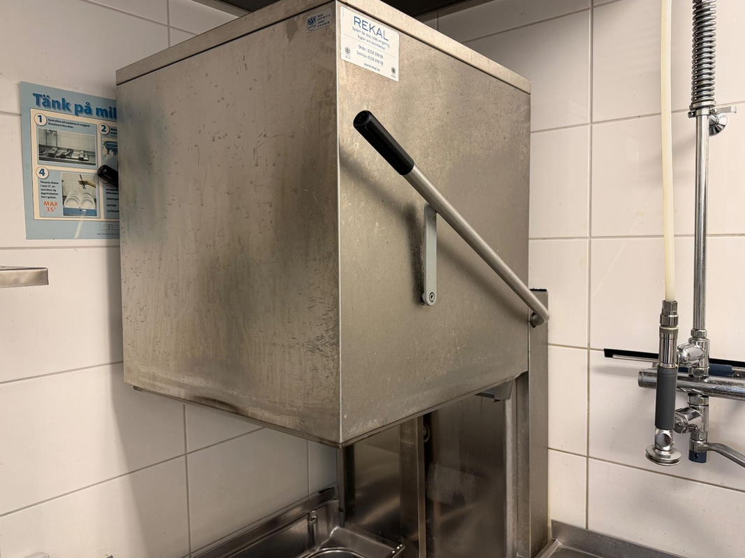 Dishwasher, Hobart ecomax 602-10, with infeed and outfeed tables