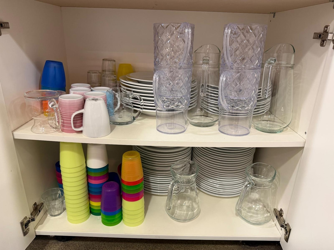 Parti servisdelar, tallrikar, glas och kannor