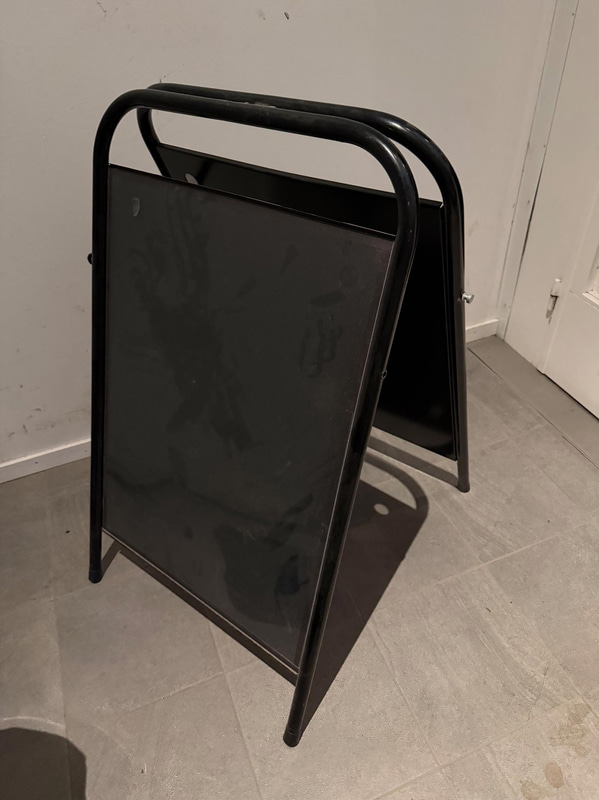 Trottoarpratare, svart metall