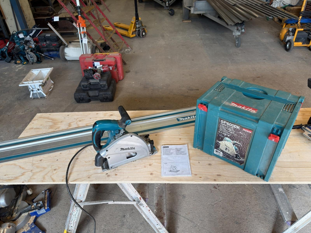 Sänksåg Makita SP6000K, med styrskena