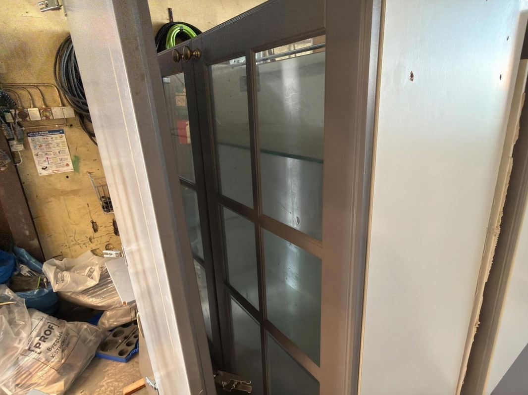 Kitchen with oven, hob, extractor fan, etc.