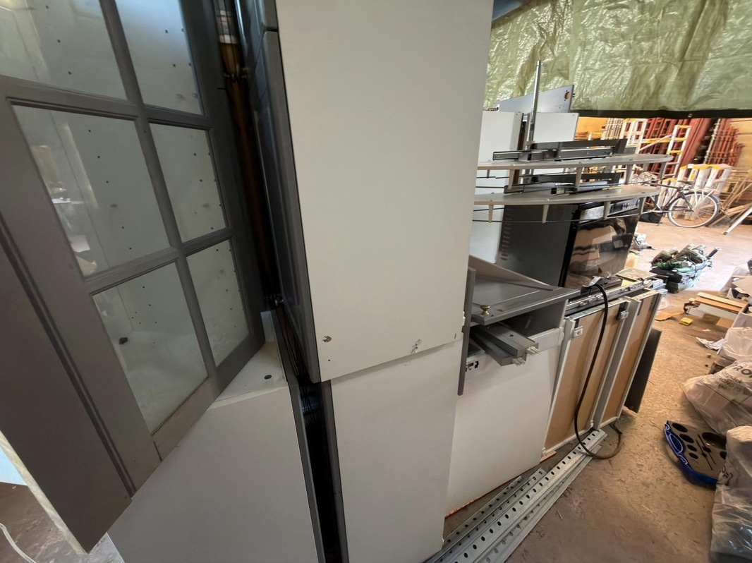 Kitchen with oven, hob, extractor fan, etc.