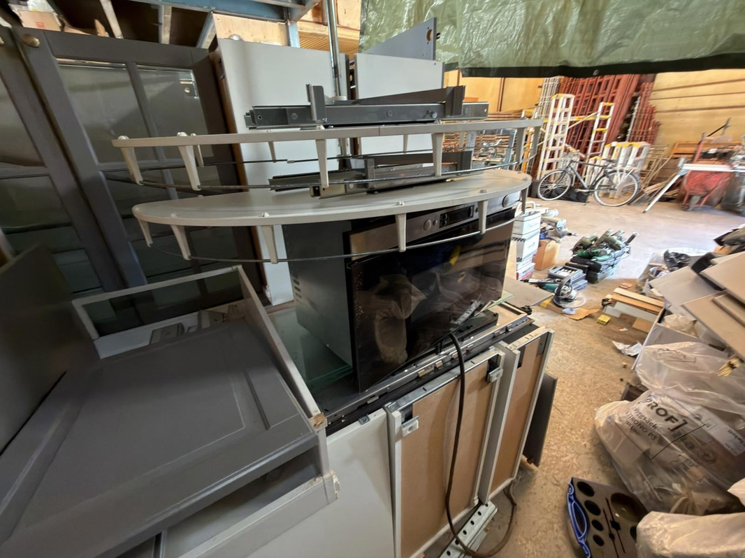 Kitchen with oven, hob, extractor fan, etc.