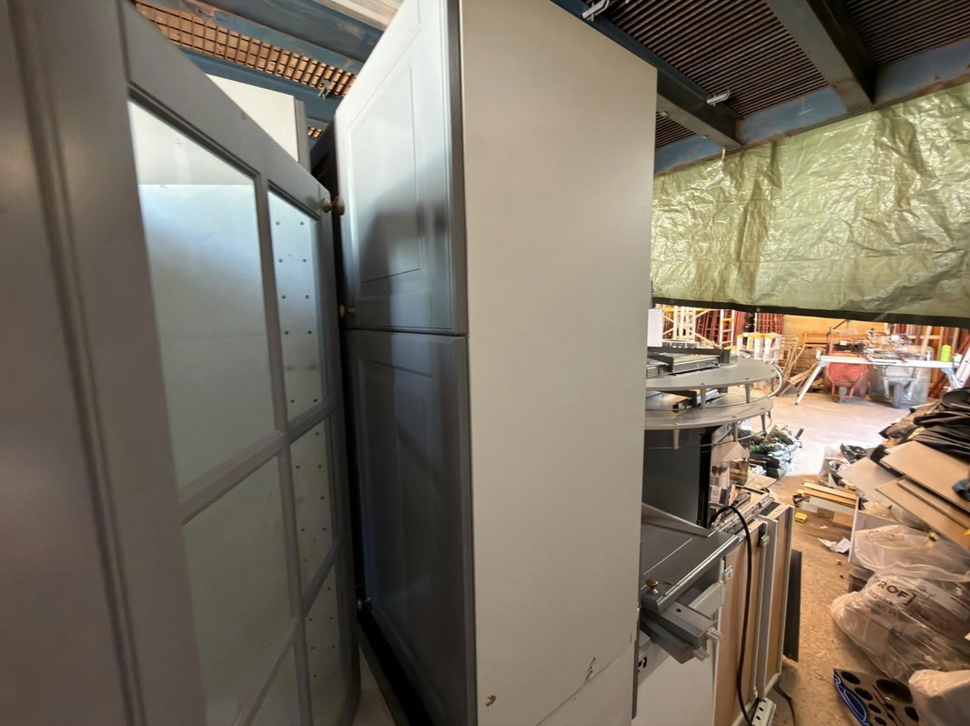 Kitchen with oven, hob, extractor fan, etc.