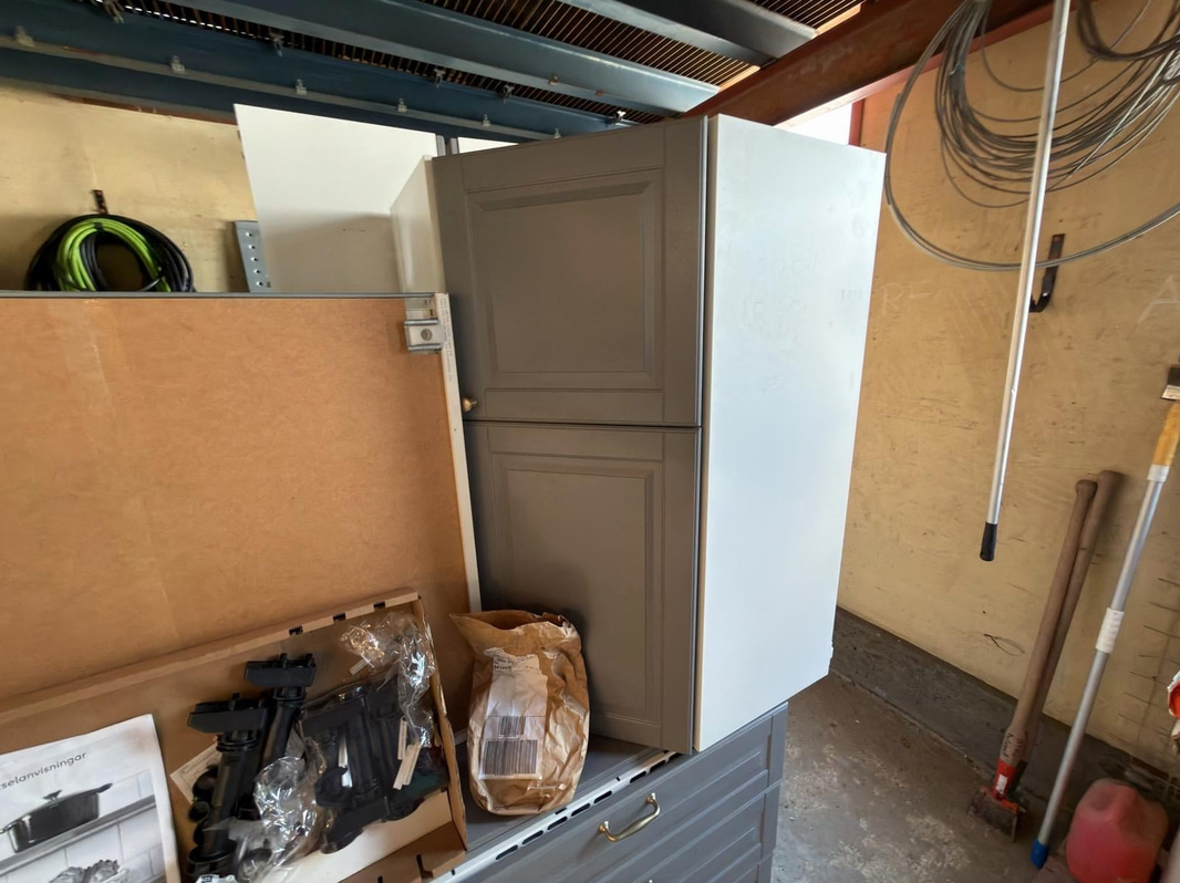 Kitchen with oven, hob, extractor fan, etc.