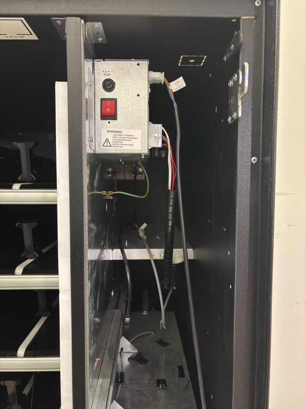 Refrigerated vending machine Vision, Comboplus S R 290 V8, incl. screen, card reader and built-in installation parts