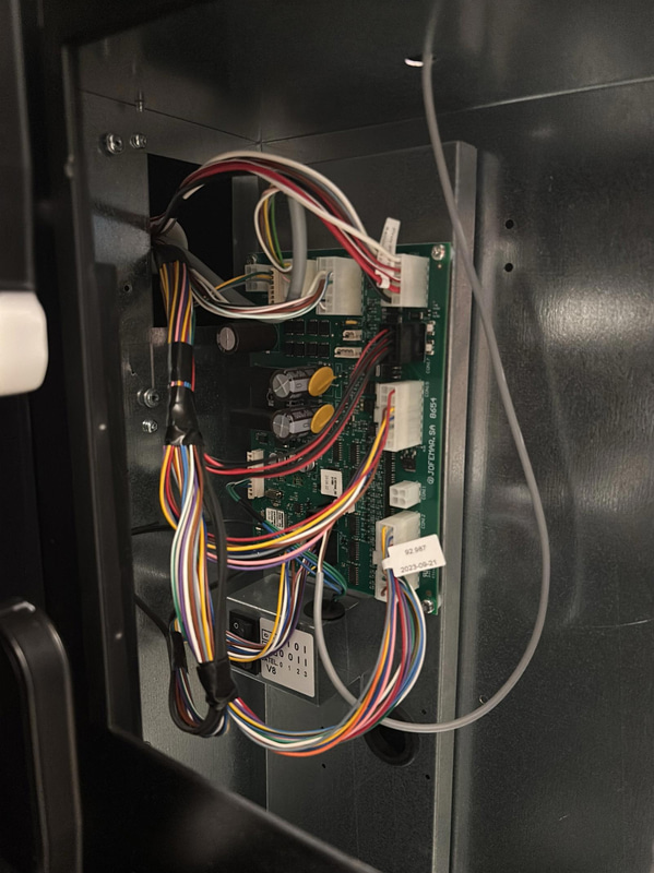 Refrigerated vending machine Vision, Comboplus S R 290 V8, incl. screen, card reader and built-in installation parts