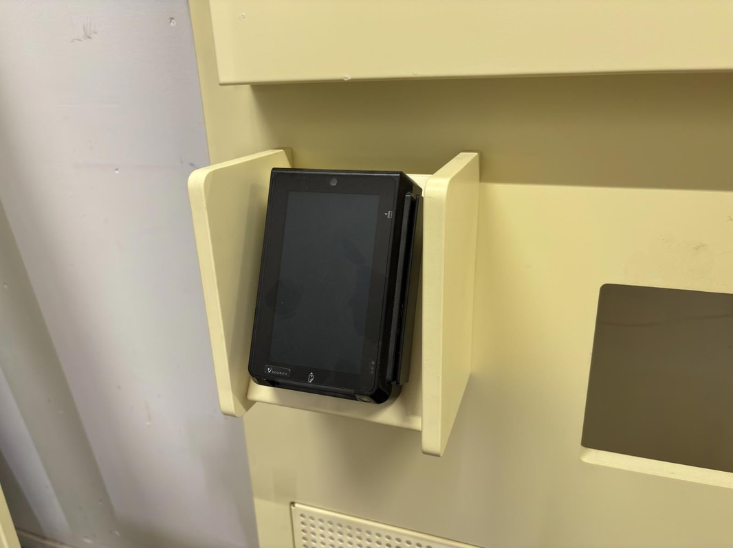 Refrigerated vending machine Vision, Comboplus S R 290 V8, incl. screen, card reader and built-in installation parts
