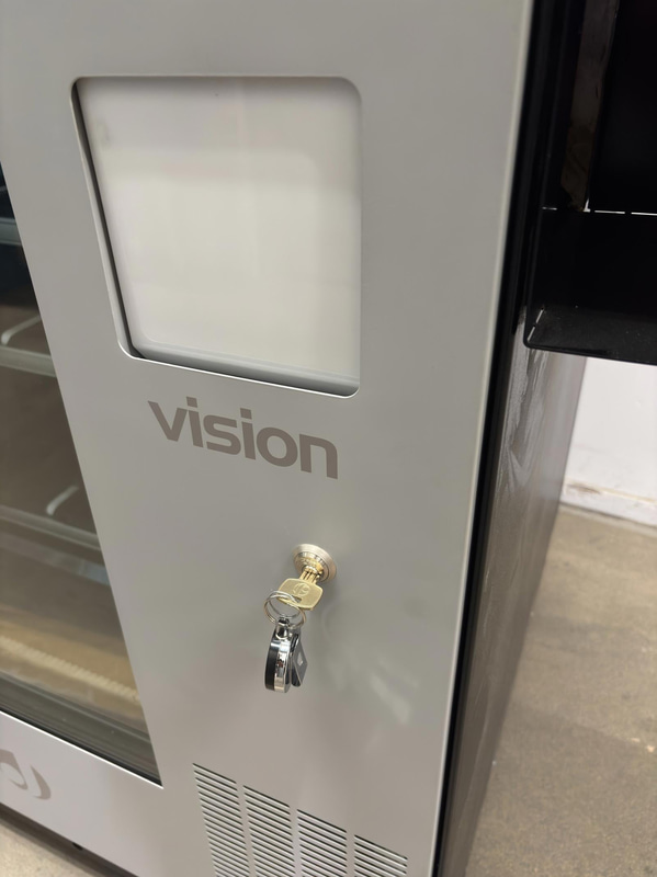 Refrigerated vending machine Vision, Comboplus S R 290 V8, incl. screen, card reader and built-in installation parts