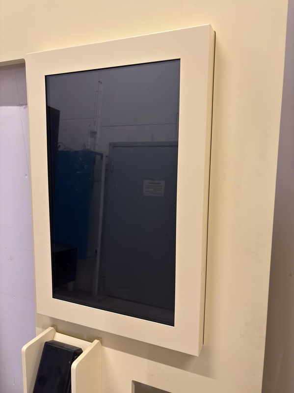 Refrigerated vending machine Vision, Comboplus S R 290 V8, incl. screen, card reader and built-in installation parts