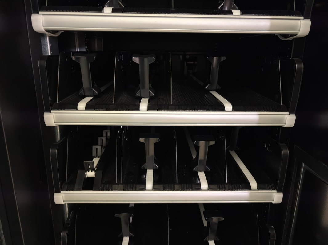 Refrigerated vending machine Vision, Comboplus S R 290 V8, incl. screen, card reader and built-in installation parts