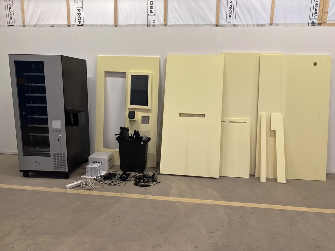 Refrigerated vending machine Vision, Comboplus S R 290 V8, incl. screen, card reader and built-in installation parts