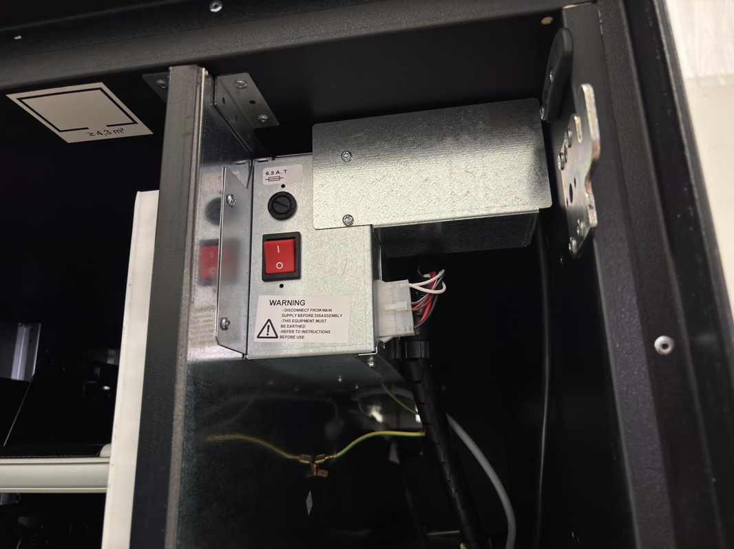 Refrigerated vending machine Vision, Comboplus S R 290 V8, incl. screen, card reader and installation parts