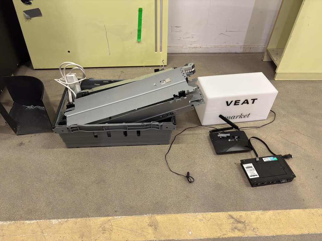 Refrigerated vending machine Vision, Comboplus S R 290 V8, incl. screen, card reader and installation parts