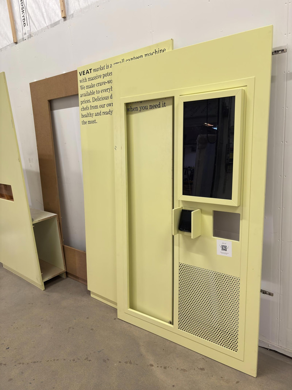 Refrigerated vending machine Vision, Comboplus S R 290 V8, incl. screen, card reader and installation parts
