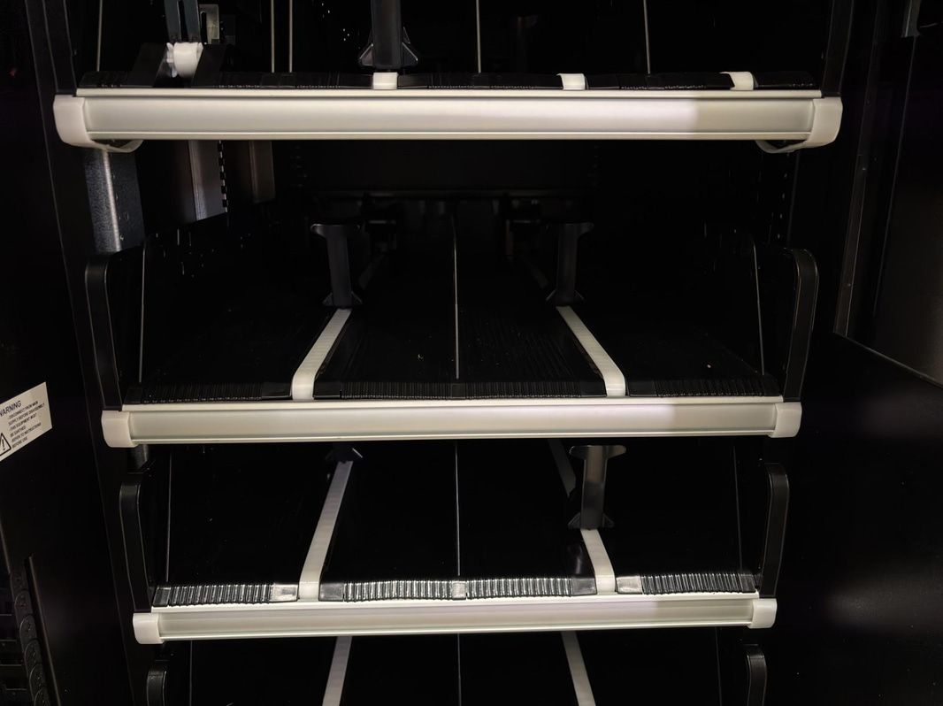 Refrigerated vending machine Vision, Comboplus S R 290 V8, incl. screen, card reader and installation parts