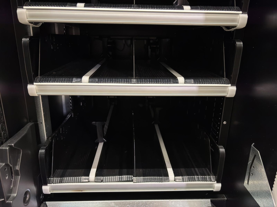 Refrigerated vending machine Vision, Comboplus S R 290 V8, incl. screen, card reader and installation parts