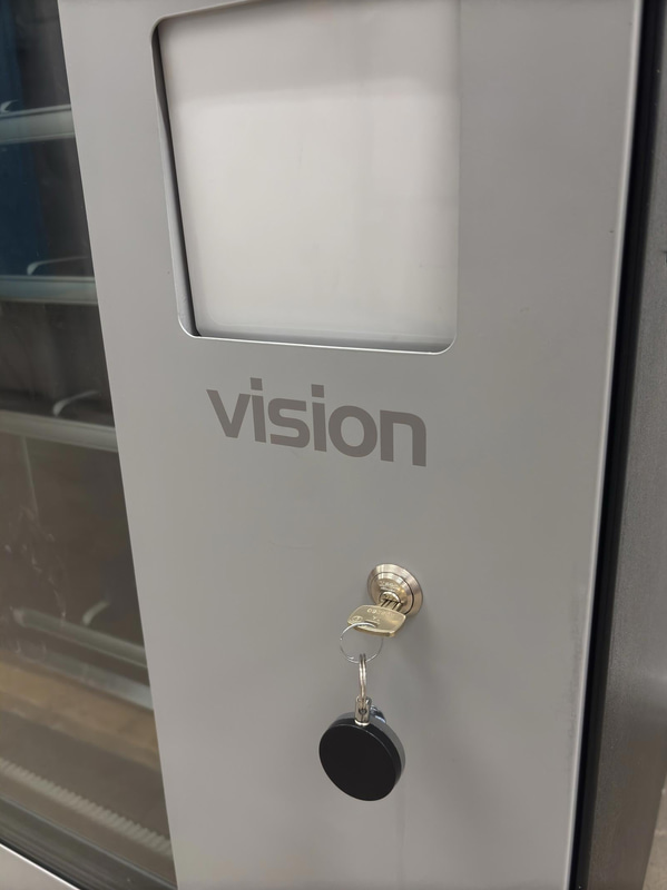 Refrigerated vending machine Vision Combo Plus S R290 V8, incl. screen, card reader and router