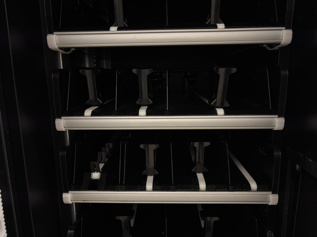 Refrigerated vending machine Vision Combo Plus S R290 V8, incl. screen, card reader and router