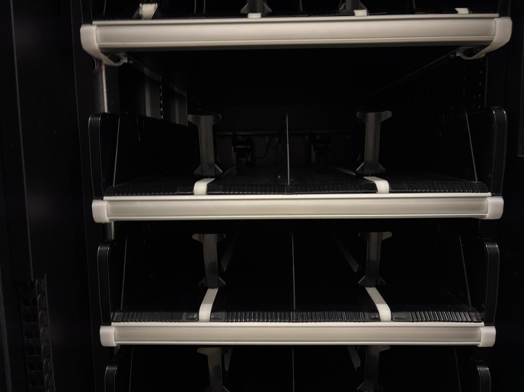Refrigerated vending machine Vision Combo Plus S R290 V8, incl. screen, card reader and router
