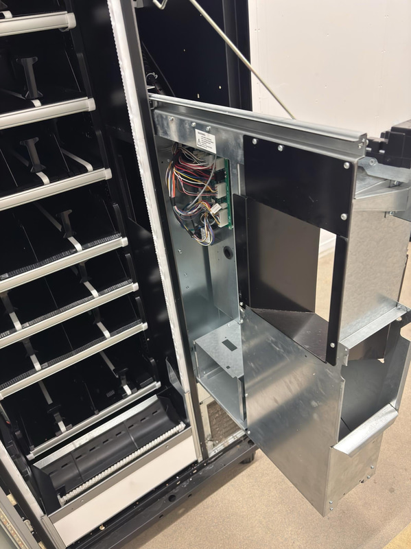 Refrigerated vending machine Vision Combo Plus S R290 V8, incl. screen, card reader and router