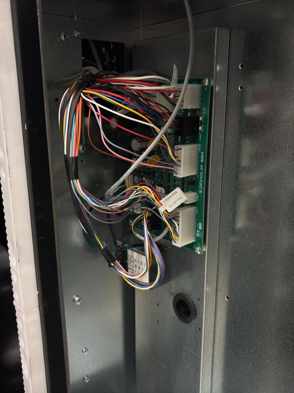 Refrigerated vending machine Vision Combo Plus S R290 V8, incl. screen, card reader and router