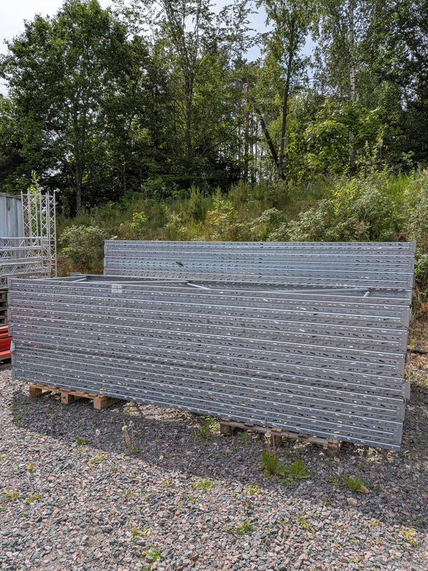 Pallet racking - 31 upright frames and approx. 116 beams