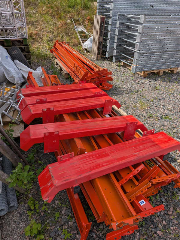 Pallet racking - 31 upright frames and approx. 116 beams