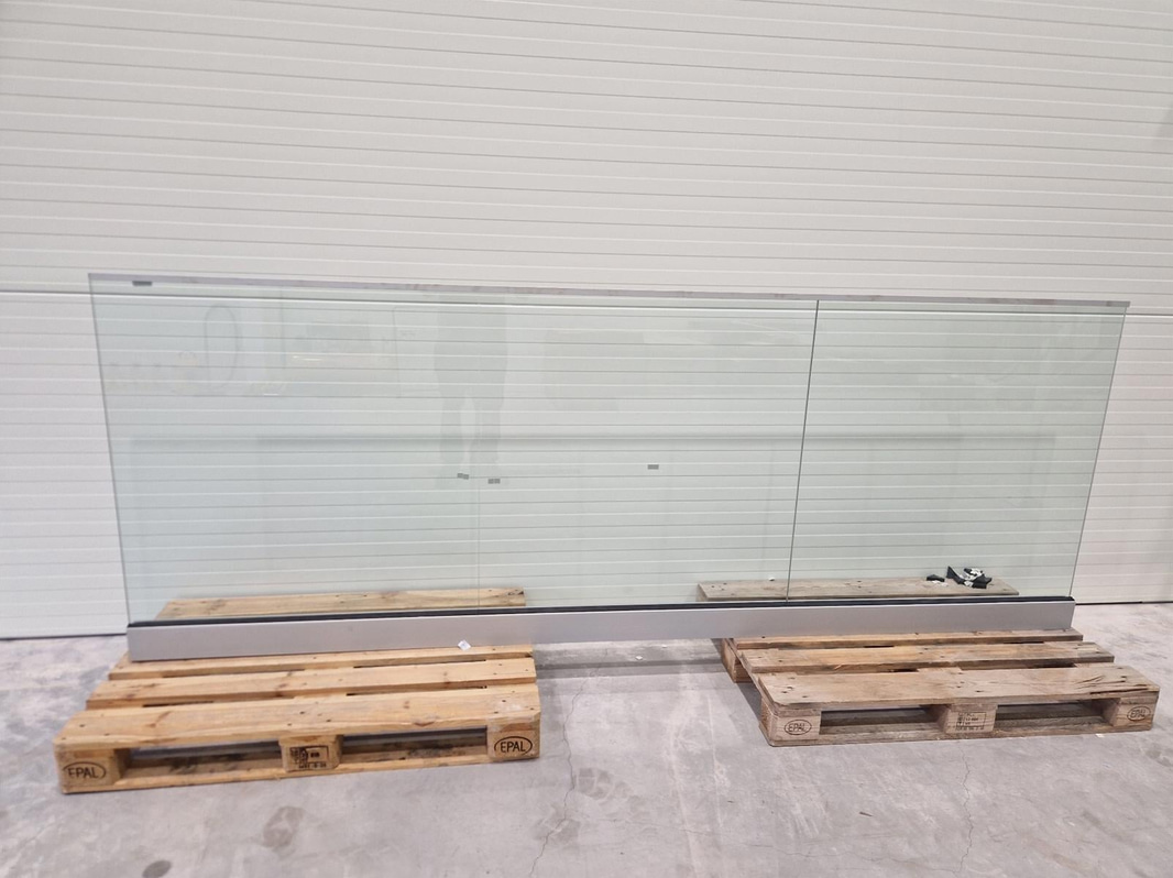 Glasräcke, 6 meter med monteringsdetaljer, NY